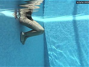 Tiffany Tatum strips naked underwater
