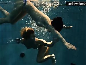 2 mind-blowing amateurs showcasing their bodies off under water